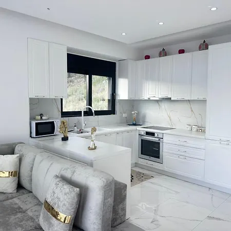 Gold Sea View Apartmán Sarandë